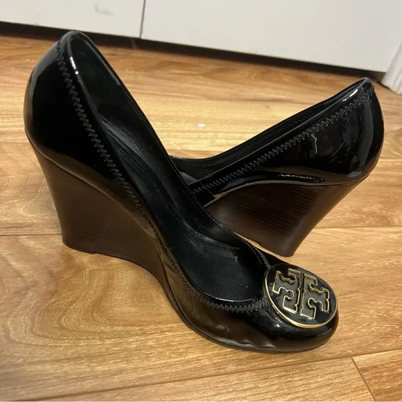 Tory Burch Patent Leather Wedges – Size 8.5 – Classic Logo Medallion - Picture 6 of 9